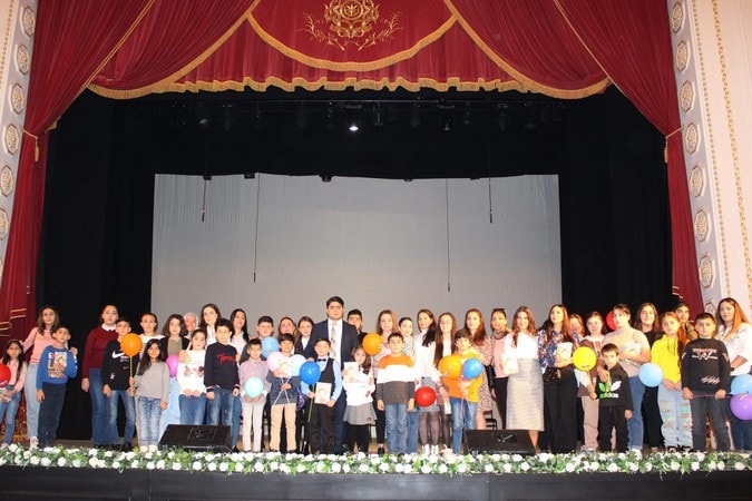 Ümumdünya Uşaq Hüquqları Gününə həsr edilmiş konsertdə Hemofiliyalı Assosiasiyasının kiçik üzvlərinin bir hissəsi iştirak etdilər