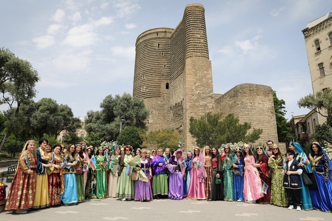 Azərbaycanın milli-mədəni kimliyinin təbliği istiqamətində həyata keçirilən unikal və davamlı layihələrdən biri olan Bakı şəhərində “Milli geyimdə gəzinti” həyata keçirilmişdir